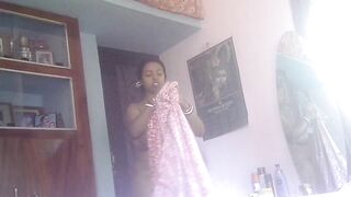 Chubby tamil aunty nude and recorded by son while changing
